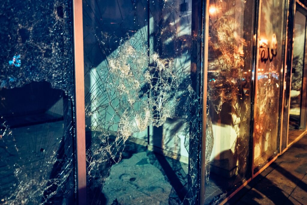 damages to shopwindows caused by the 2020 US riots